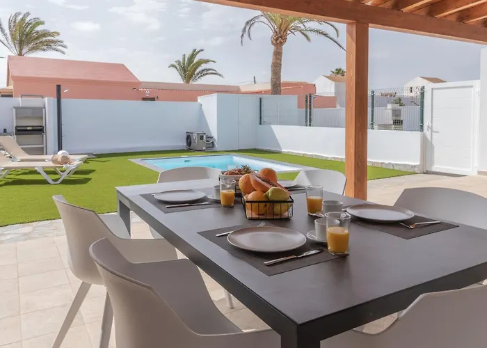 Modernes Und Helles Direkt Am Meer- Mit Zwei Grossen Terrassen- Garte By Interhome Villaverde